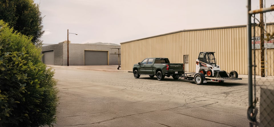 Un camionnette GM Envolve tire une remorque.