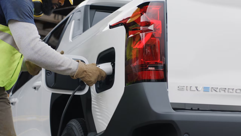 Une personne chargeant le Chevrolet Silverado EV.