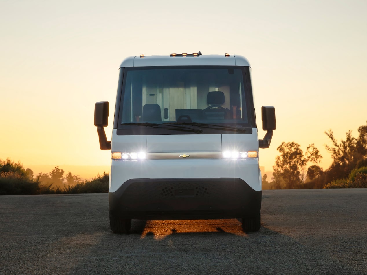 Vue avant de la fourgonnette électrique Chevrolet BrightDrop 2025 avec les phares IntelliBeam allumés.