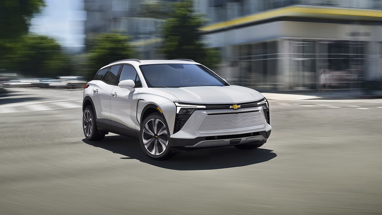Le Blazer EV de GM Envolve circule en ville.