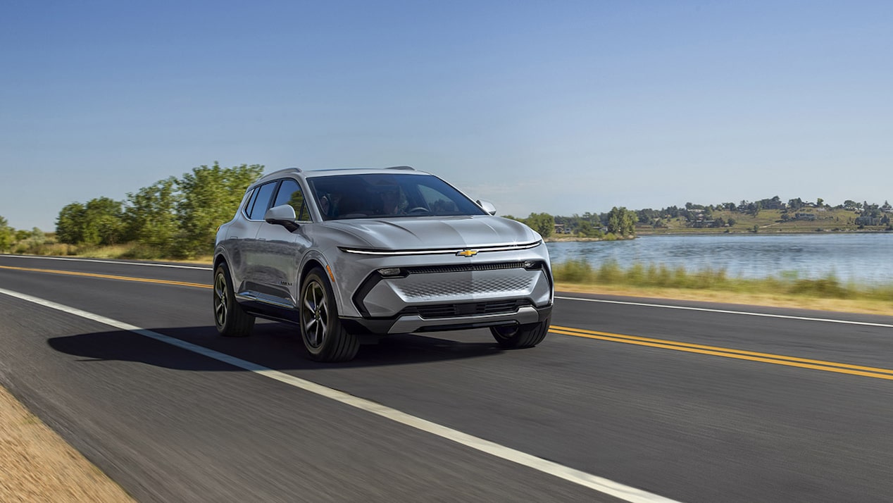 L'Equinox EV de GM Envolve circule sur la route.