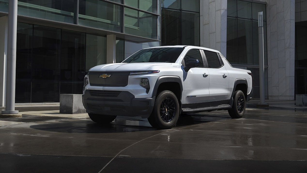 Le Silverado EV de GM Envolve garé à l'extérieur d'un bâtiment.