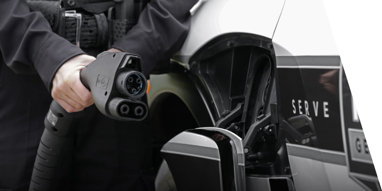 Une personne recharge le VPP Chevrolet Blazer EV.