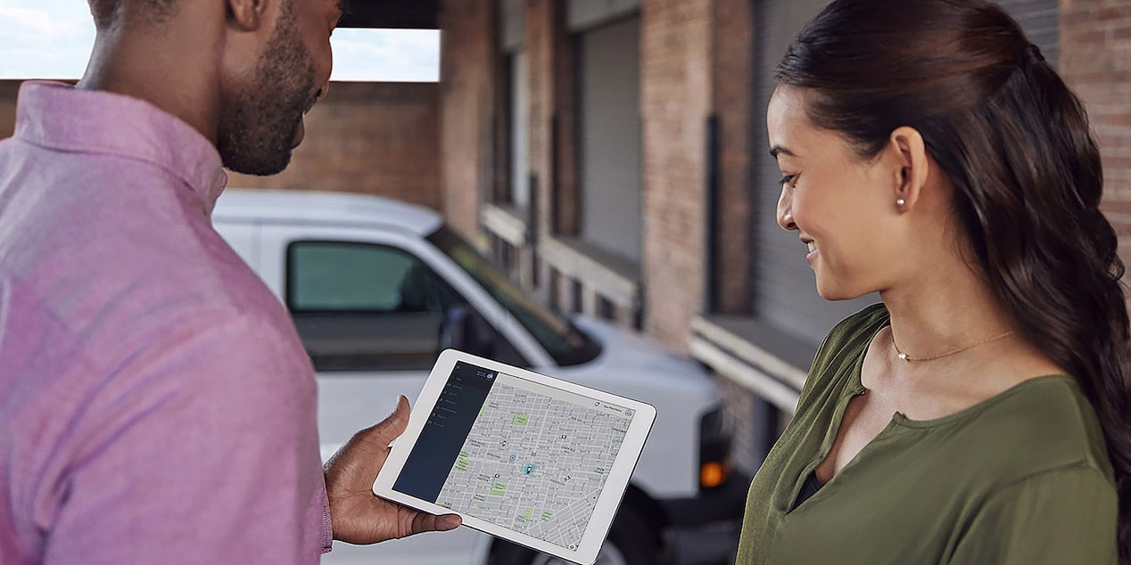 Vue latérale d'un homme regardant un écran d'ordinateur.