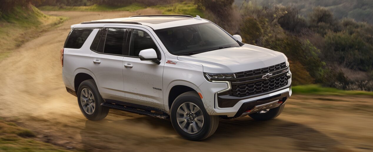 Chevrolet Tahoe 2024 en mouvement sur une route de terre.