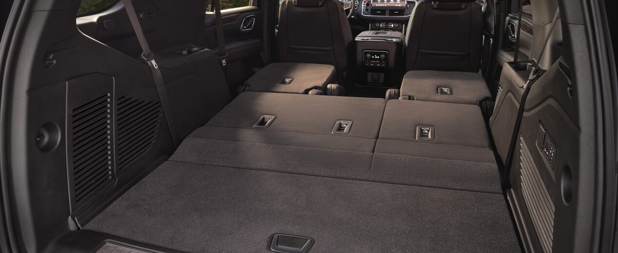 Chevrolet Tahoe 2024 en mouvement sur une route de terre.