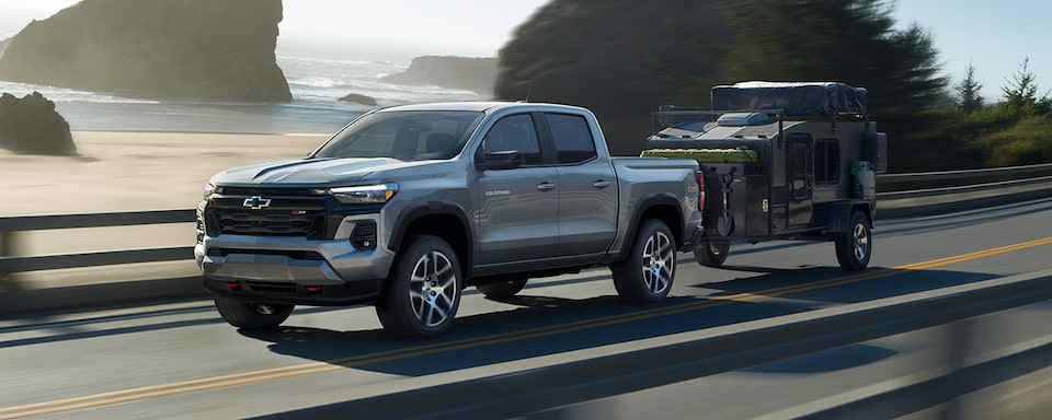 Chevrolet Colorado 2024 de Parcs GM qui tire une remorque sur une route.