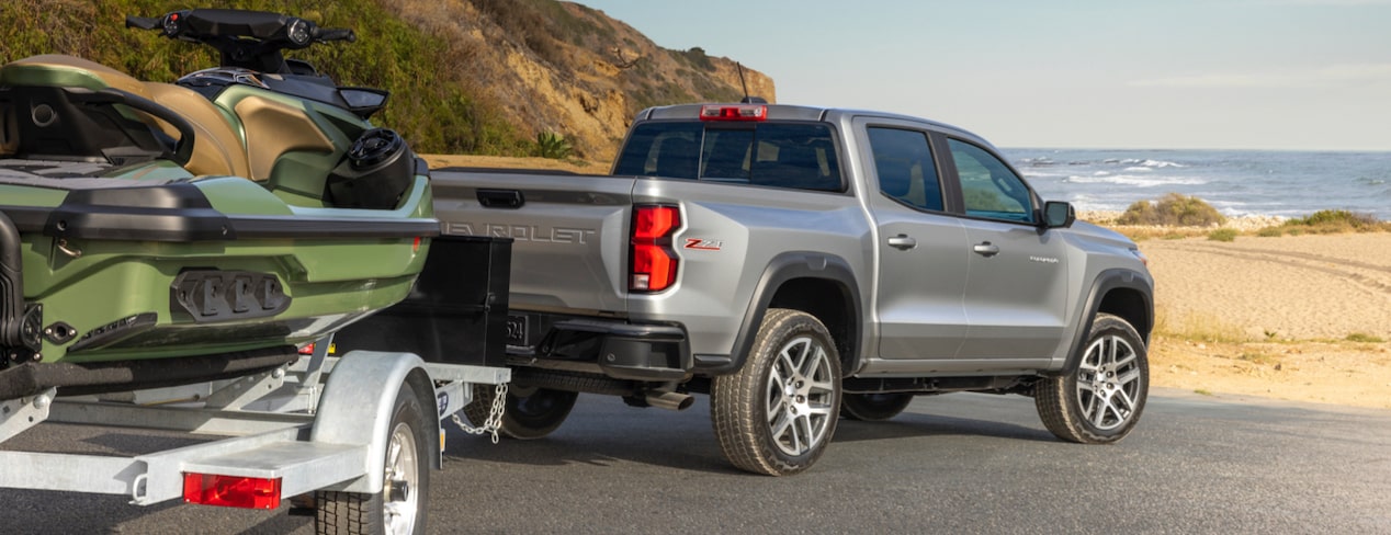 Camion de travail Chevrolet Colorado 2024 de Parcs GM qui remorque une motomarine.