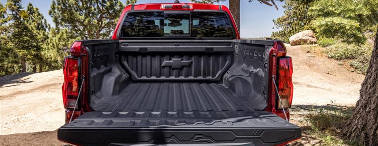Vue arrière de la caisse du camion de travail Chevrolet Colorado 2024 de Parcs GM.