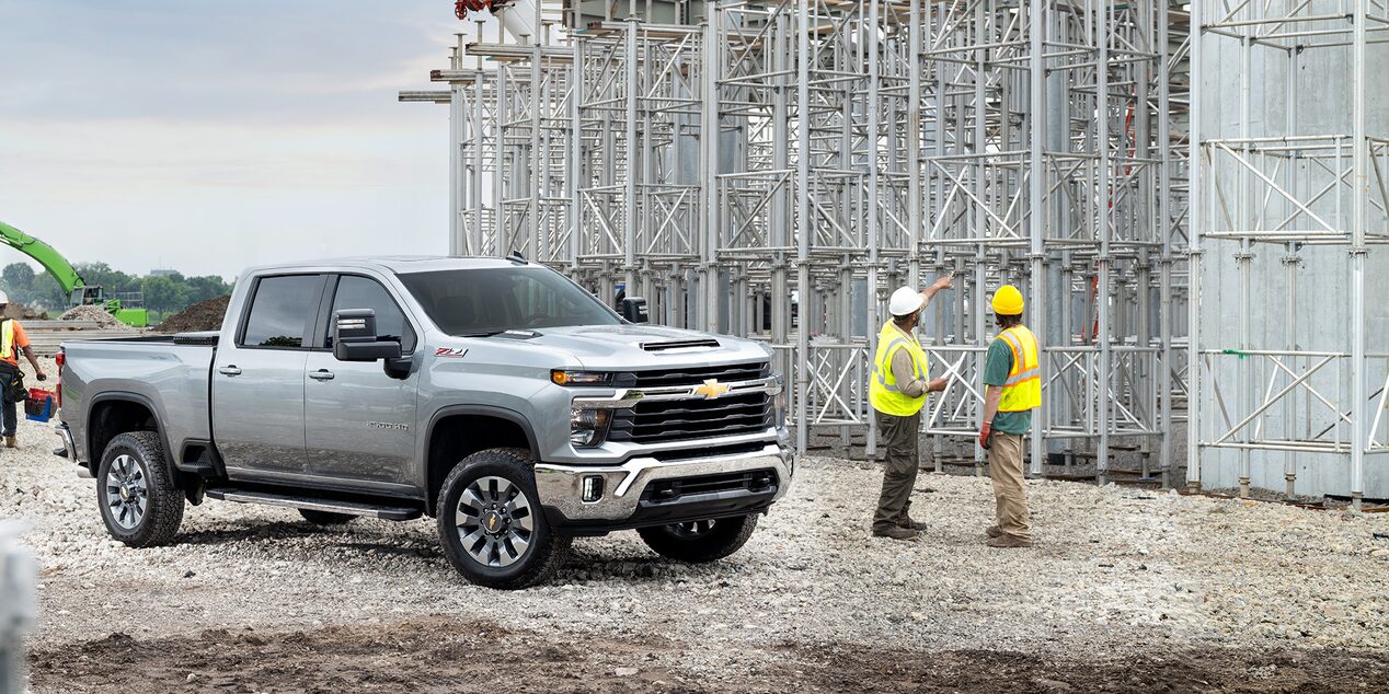 Vue latérale d’un camion GM Envolve stationné sur un chantier de construction