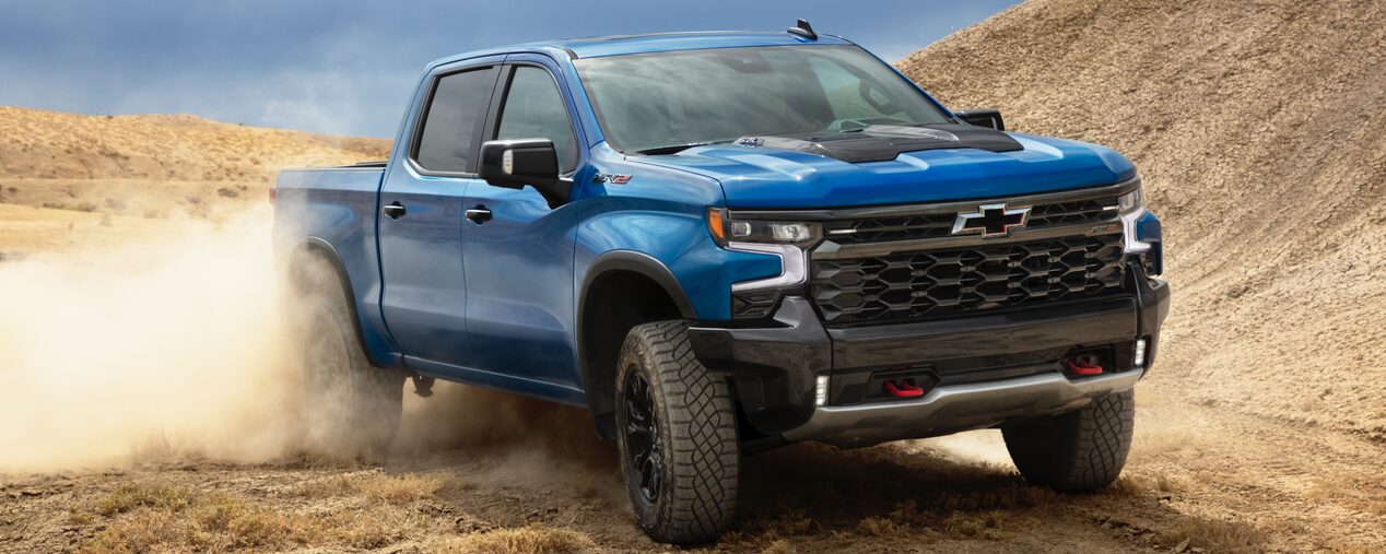  Pick-up Chevrolet Silverado 1500 2024 en train de déraper dans un désert.