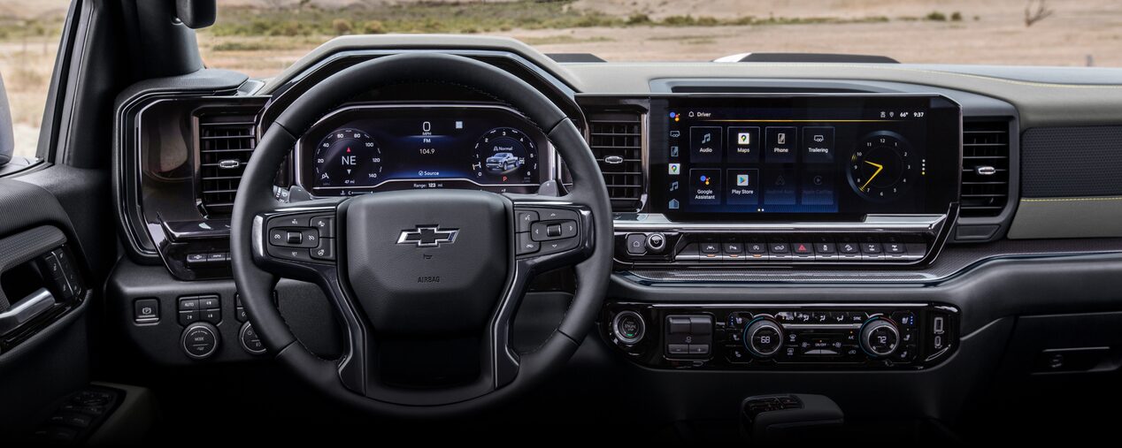 L’habitacle du Chevrolet Silverado 1500 2024 vu par le conducteur.