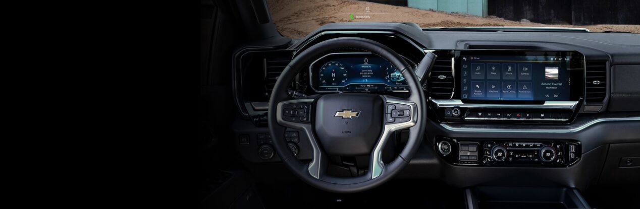 Vue rapprochée du tableau de bord numérique, du volant et du système d’infodivertissement du Chevrolet Silverado HD 2024.