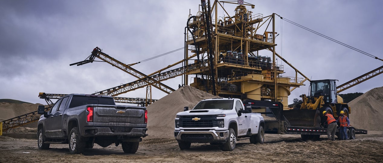 Des travailleurs de la construction récupèrent de l’équipement d’un véhicule avec aménagement de GM Envolve.