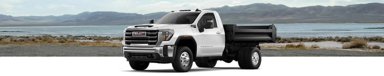 Camion à ridelles de GM Envolve devant un lac.