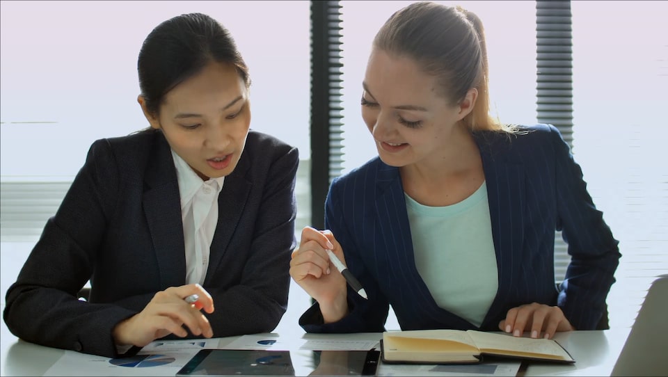 A GM Envolve Insight consultant showing her findings.