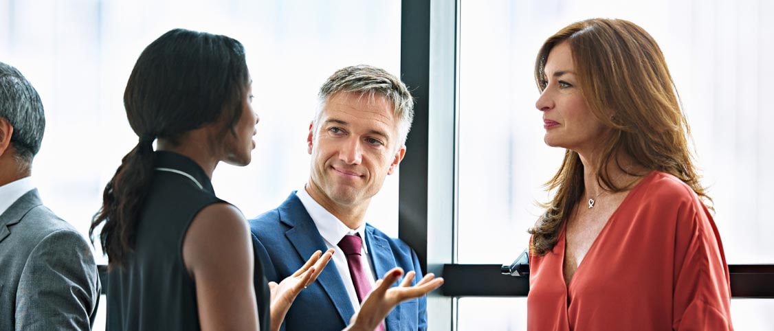 Un représentant GM Envolve parlant à des clients.