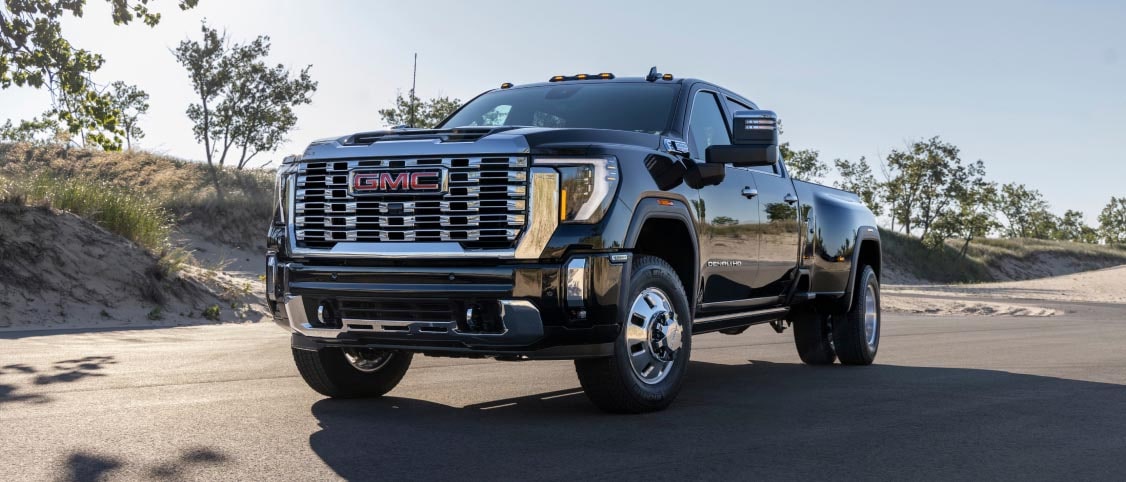 Vue de trois quarts avant d’un véhicule GM Envolve stationné près de la plage.