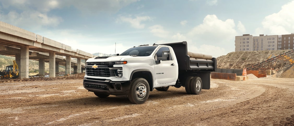 Un camion GM Envolve stationné sur un chantier de construction.