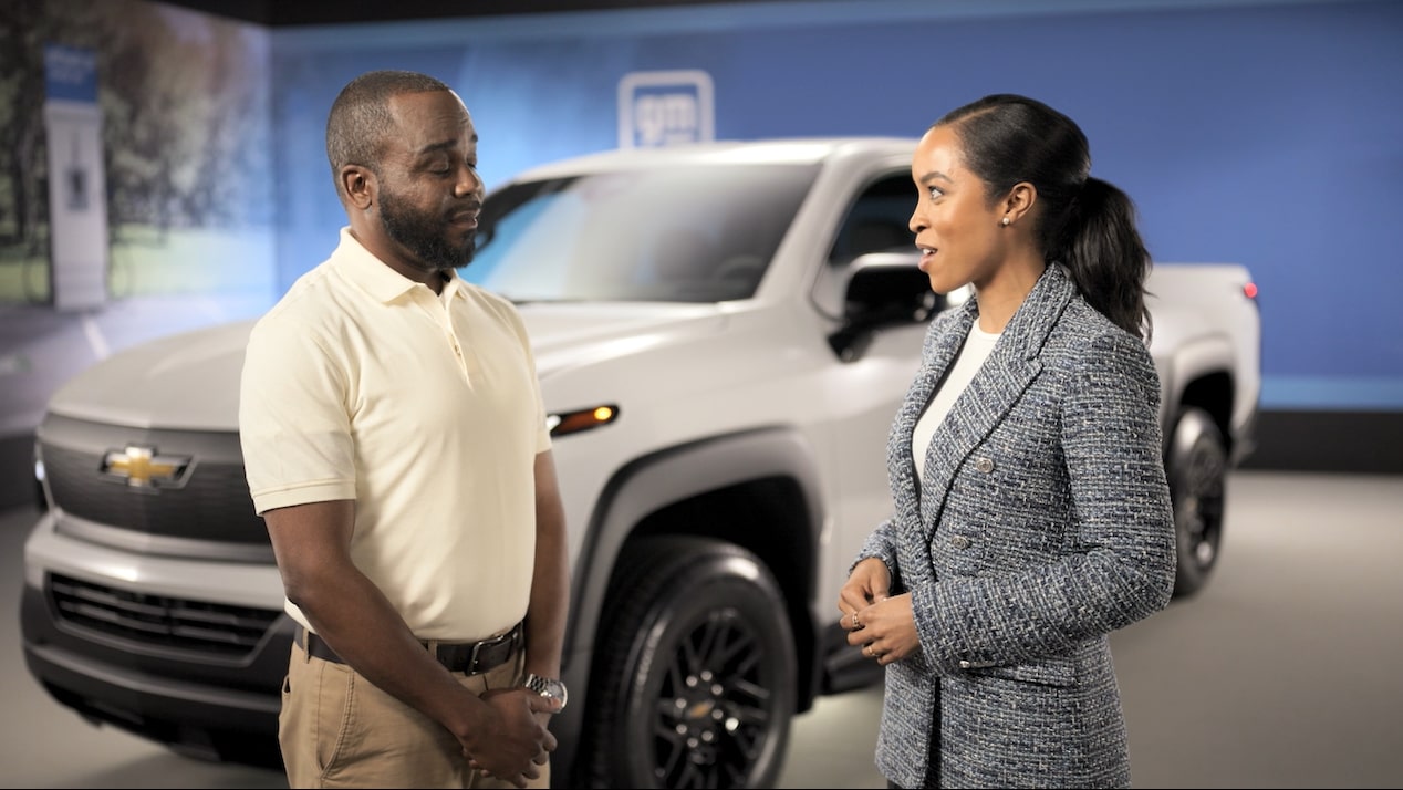 Un spécialiste VÉ de GM interviewe un chef de produit de GM.