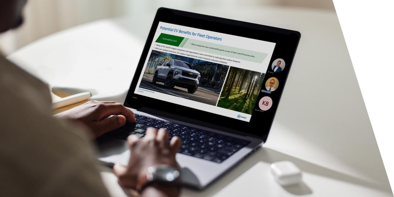 Une personne regarde un webinaire VÉ de GM Envolve sur un ordinateur portable.