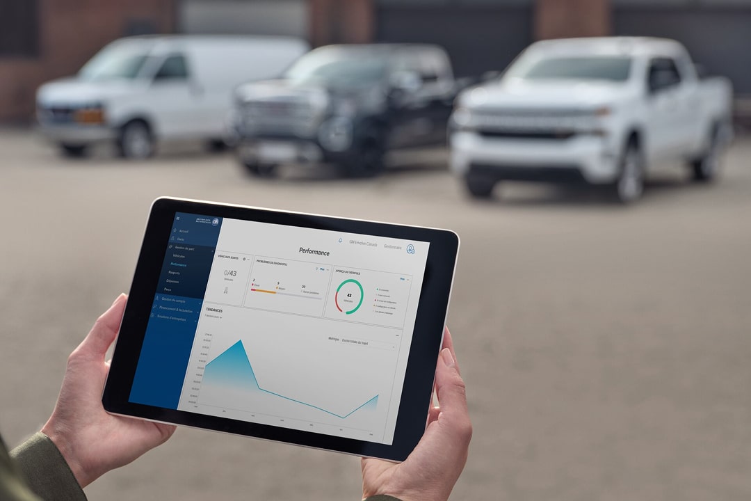 Une personne accédant à des informations liées à OnStar sur une tablette.