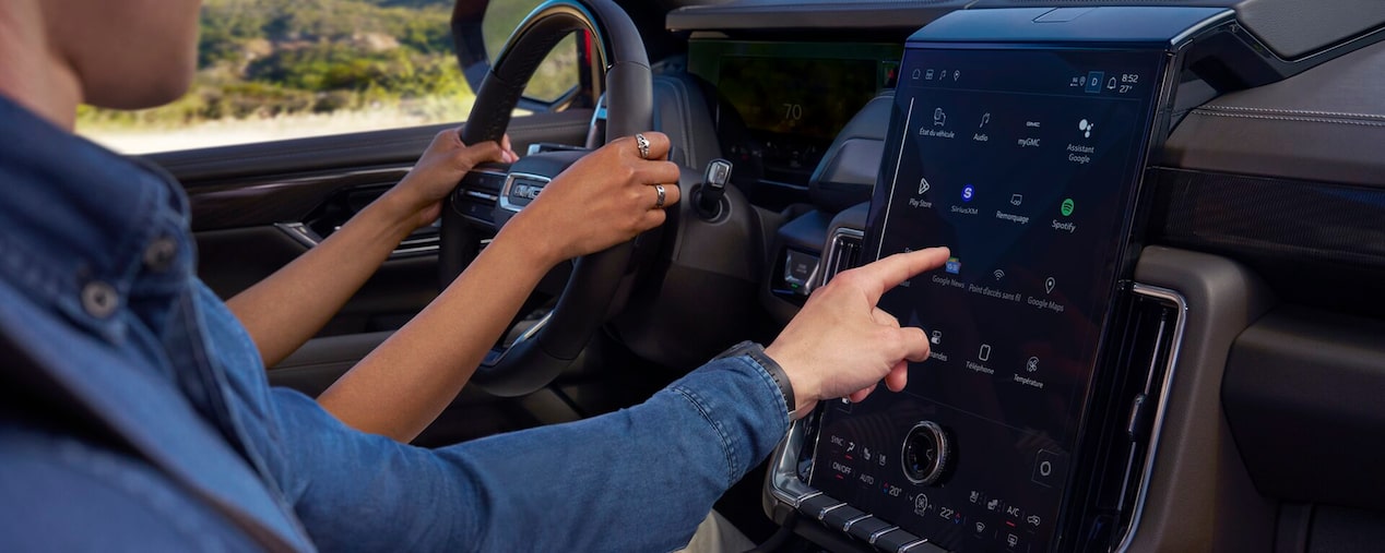 Deux personnes assises à l’intérieur d’un véhicule GM Envolve.