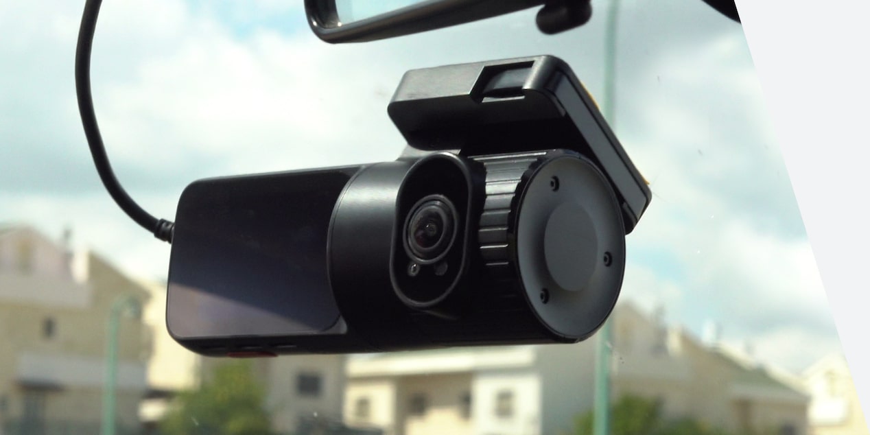 Vue rapprochée d’une caméra DualCam OnStar fixée à un véhicule GM Envolve.