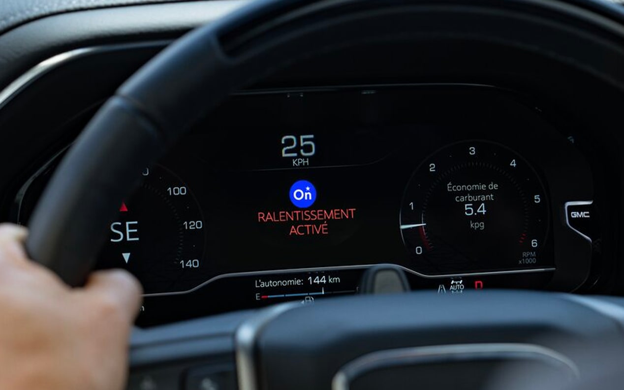 Vue du conducteur sur le volant d’un véhicule GM Envolve.
