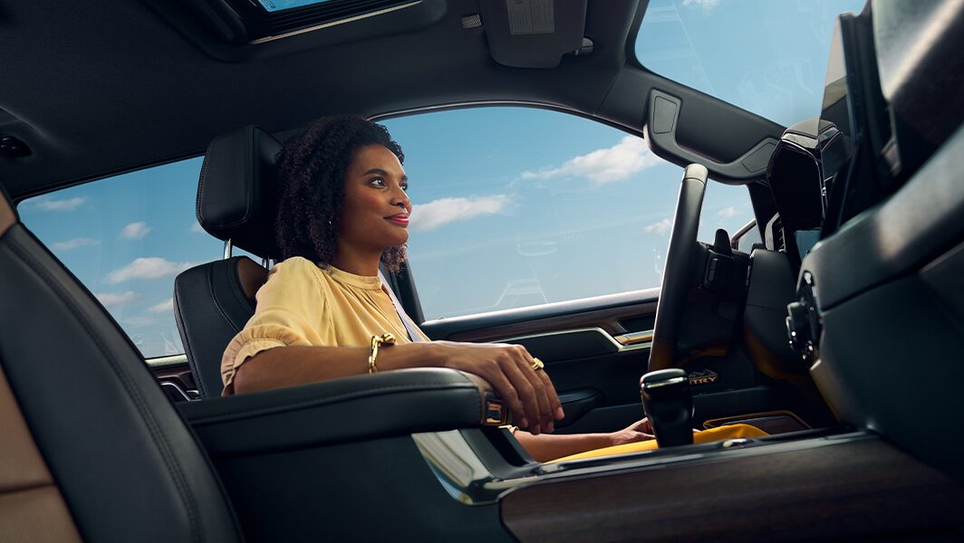 Une conductrice qui repose sa main affiche un air confiant sachant qu’OnStar veille sur elle.