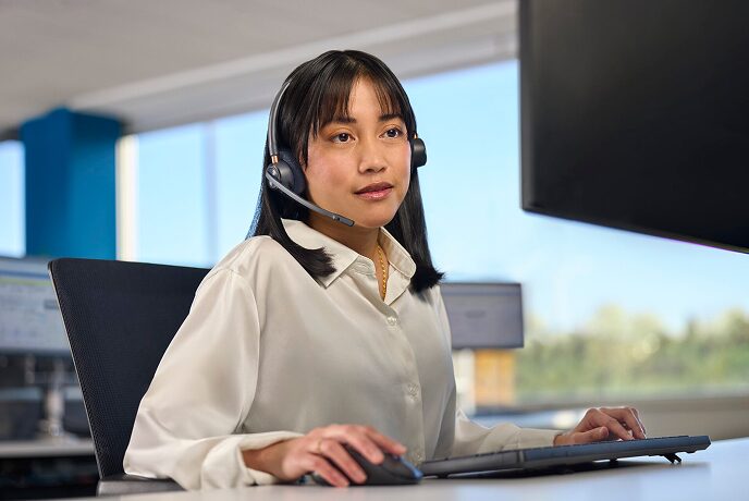 A female OnStar advisor looking at her computer